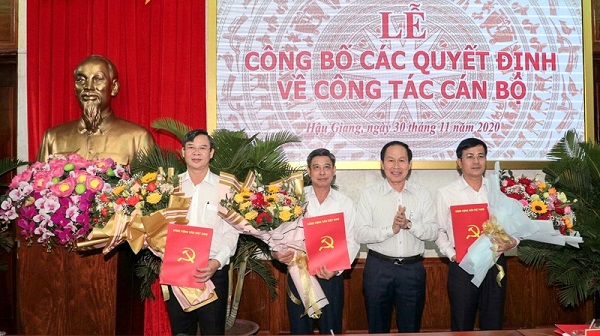 Ông Lê Tiến Châu (thứ hai từ phải sang), Bí thư Tỉnh ủy Hậu Giang trao Quyết định của Thủ tướng Chính phủ chuẩn y ông Đồng Văn Thanh (thứ hai từ trái sang) giữ chức Chủ tịch UBND tỉnh.