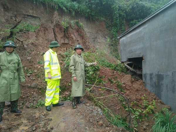 Sạt lở núi khiến nhiều căn nhà ở huyện Krông Bông bị sập và vùi lấpChủ tịch UBND huyện Krông Bông Lê Văn Long chỉ đạo ứng cứu.