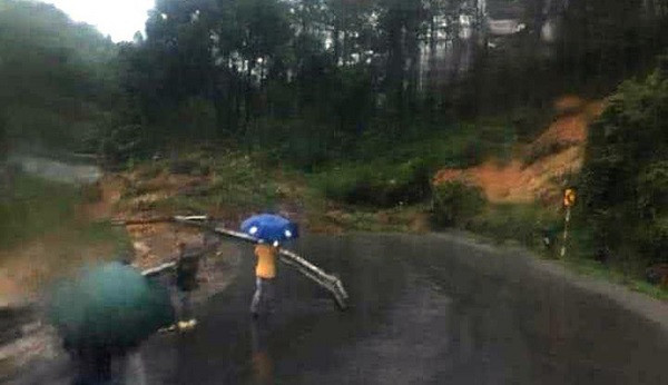 Quốc lộ 26 bị vùi lấp, tuyến giao thông giữa Đắk Lắk và Khánh Hòa tắc nghẽn