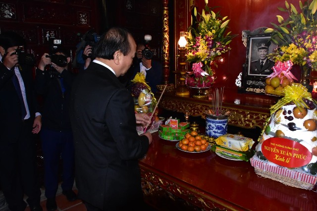 Thủ tướng Chính phủ Nguyễn Xuân Phúc thắp hương tại Nhà Văn hoá