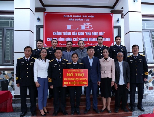 bàn giao nhà đồng đội cho gia đình Trung úy QNCN Hoàng Thị Giang, Nhân viên Hải đội 433, Hải đoàn 128
