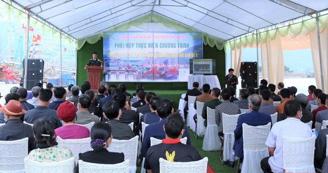 chương trình “Hải quân Việt Nam làm điểm tựa cho ngư dân vươn khơi, bám biển” cho nhân dân trên địa bàn huyện Hậu Lộc, tỉnh Thanh Hóa.