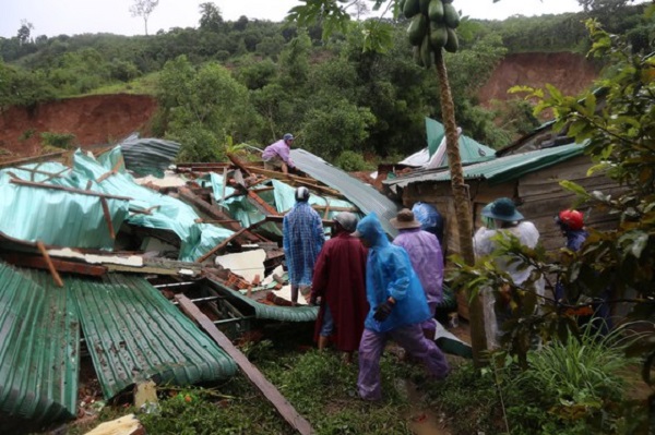 Mưa lớn gây sạt lở làm hư hỏng nhiều căn nhà ở huyện Krông Bông.