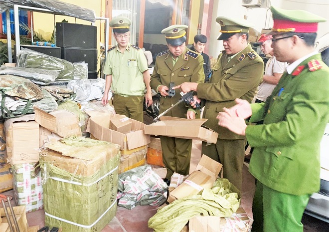 Lực lượng QLTT Bắc Giang phối hợp kiểm tra hàng hóa vi phạm