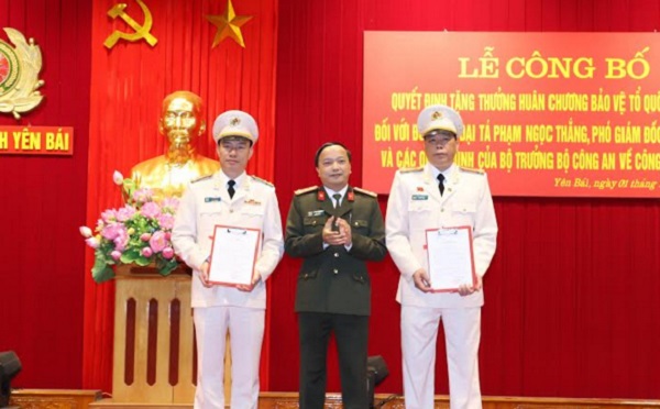 Đại tá Đặng Hồng Đức, Giám đốc Công an tỉnh trao quyết định bổ nhiệm chức danh tư pháp đối với Đại tá Đặng Xuân Quỳnh và Thượng tá Đinh Xuân Thiệp.