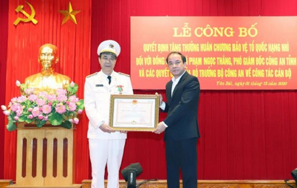 Đồng chí Tạ Văn Long, Phó bí thư Thường trực Tỉnh ủy trao Huân chương Bảo vệ Tổ quốc hạng Nhì cho Đại tá Phạm Ngọc Thắng.