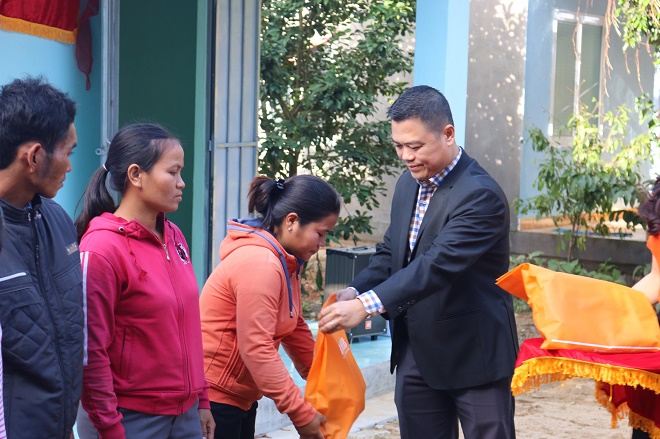Ông Nguyễn Quang Huy – GĐ SHB Khánh Hòa trao quà cho các hộ gia đình khó khăn
