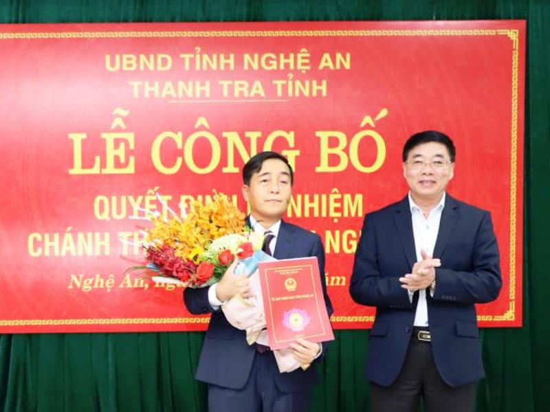 Phó Bí thư Thường trực Tỉnh ủy Nguyễn Văn Thông trao Quyết định và tặng hoa chúc mừng Tân Chánh Thanh tra tỉnh