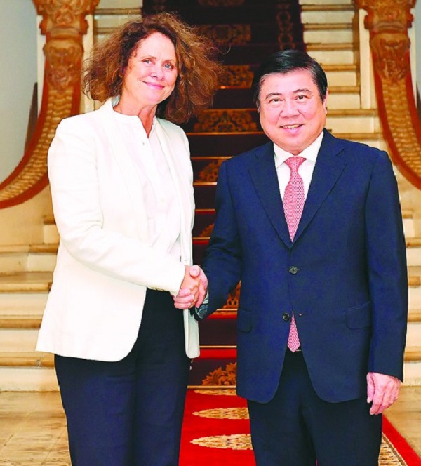 Chủ tịch UBND TPHCM Nguyễn Thành Phong với Giám đốc Quốc gia Ngân hàng Thế giới Carolyn Turk. Ảnh: PV