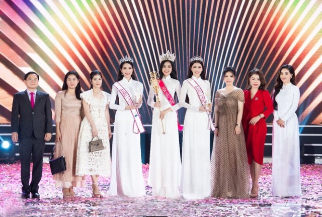 Đại diện Sâm Ngọc Linh Kon Tum K5 chúc mừng hoa hậu Đỗ Thị Hà trong đêm đăng quang.