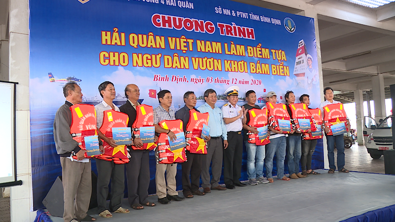 Bình Định: Chương trình 'Hải quân Việt Nam làm điểm tựa cho ngư dân vươn khơi bám biển'