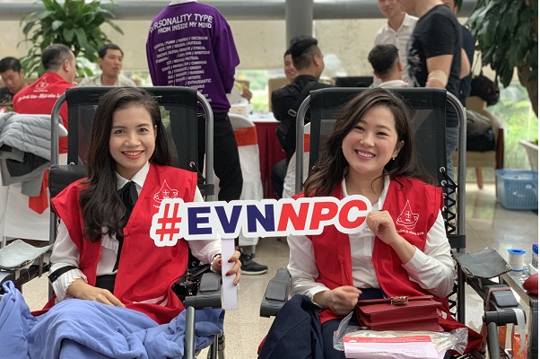 CBCNV, Đoàn viên thanh niên cơ quan EVNNPC tình nguyện tham gia hiến máu tại Tuần lễ hồng EVN lần thứ IV