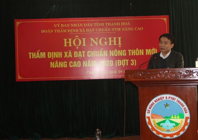 Ông Lê Văn Hùng Đại diện lãnh đạo huyện Thường Xuân báo cáo công tác thẩm định ban đầu về thực hiện các tiêu chí của xã Ngọc Phụng.