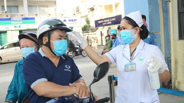 Người dân đến thăm khám tại Bệnh viện Da liễu TPHCM đều được đo thân nhiệt ngay từ cổng bệnh viện.