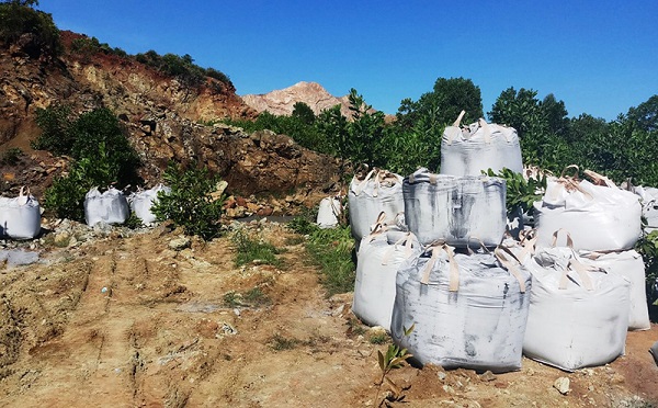 Chất thải được phát hiện tập kết gần bãi rác ở thị trấn Nống Cống, tỉnh Thanh Hóa.