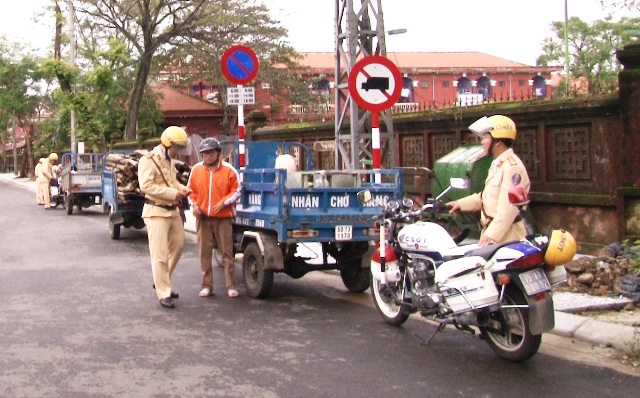 Huế: Xử lý mạnh tay xe mô tô 3 bánh
