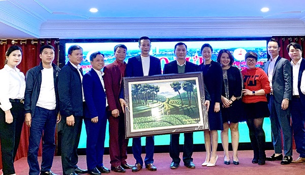 Lãnh đạo Hội Doanh nghiệp trẻ tỉnh Phú Thọ tặng quà lưu niệm cho Hội Doanh nghiệp trẻ tỉnh Sơn La.