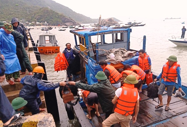 Đồn Bi&ecirc;n ph&ograve;ng C&ugrave; Lao Ch&agrave;m đưa 10 người tr&ecirc;n t&agrave;u bị nạn v&agrave;o bờ.