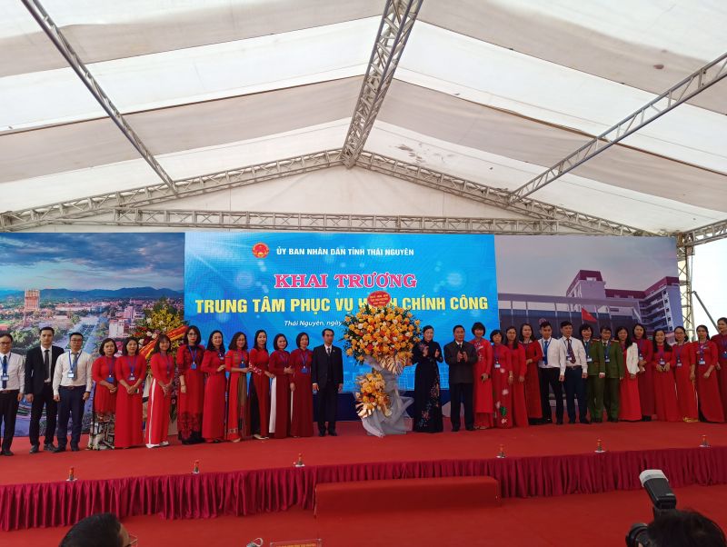 Đại diện lãnh đạo tỉnh tặng hoa chúc mừng tập thể cán bộ, công chức, viên chức Trung tâm Phục vụ hành chính công tỉnh Thái Nguyên
