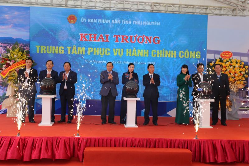 Các đại biểu ấn nút khai trương Trung tâm Phục vụ hành chính công tỉnh Thái Nguyên.