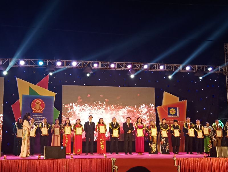 Ban tổ chức trao chứng nhận cho các cá nhân, tập thể có sản phẩm đạt chuẩn OCOP năm 2020 tỉnh Thái Nguyên.