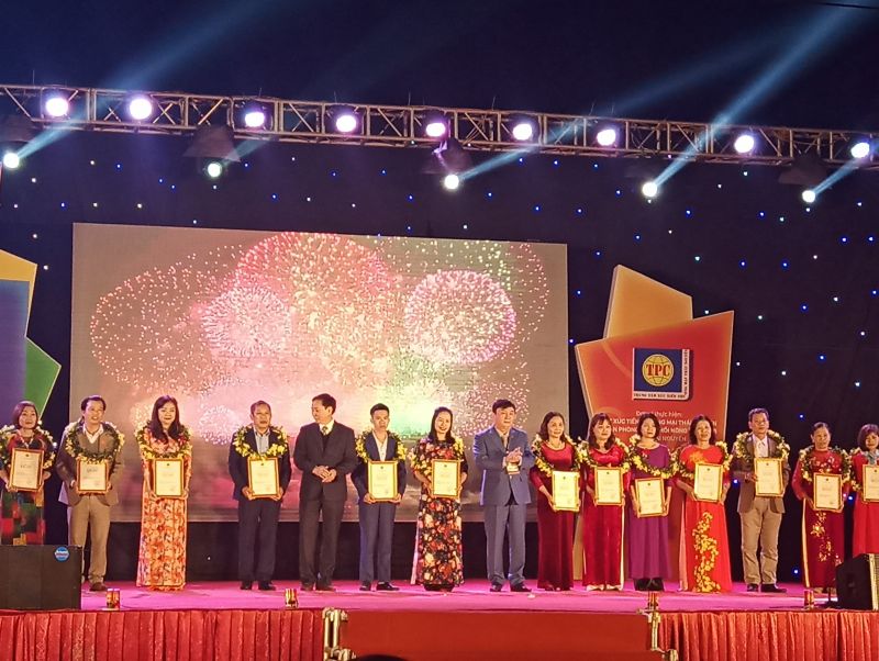 Ban tổ chức trao chứng nhận cho các cá nhân, tập thể có sản phẩm đạt chuẩn OCOP năm 2020 tỉnh Thái Nguyên.