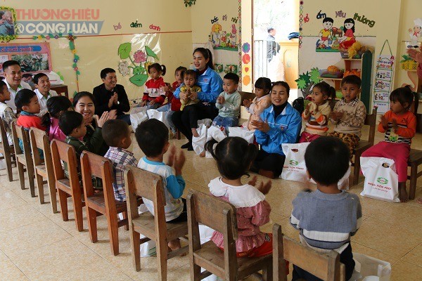 Nhựa Tiền Phong trao tặng 59 suất quà cho các em học sinh của điểm trường mầm non và trung học xã Yên Hoà
