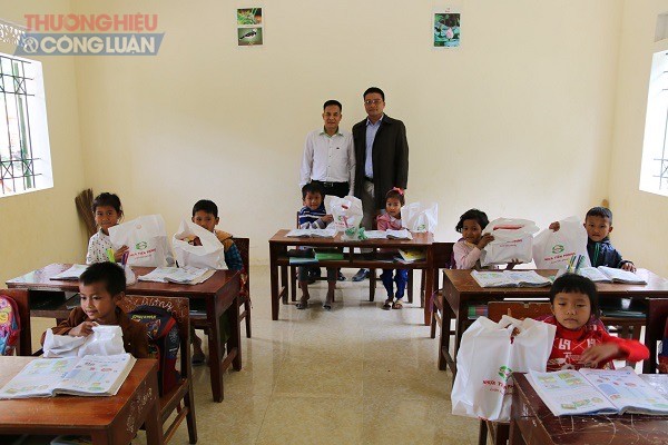 Nhựa Tiền Phong trao tặng 59 suất quà cho các em học sinh của điểm trường mầm non và trung học xã Yên Hoà