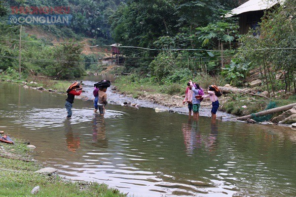 Các em nhỏ thôn Xốp Kha, xã Yên Hòa, huyện Tương Dương, Nghệ An phải lội suối đến trường