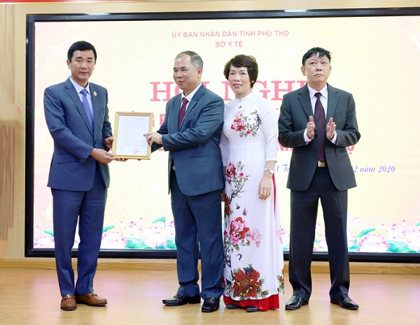 Phó chủ tịch UBND tỉnh Hồ Đại Dũng trao Quyết định xếp hạng II cho Bệnh viện Mắt tỉnh Phú Thọ.