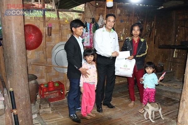 Nhựa Tiền Phong tặng quà cho trẻ em có hoàn cảnh khó khăn