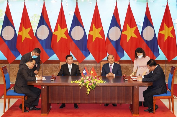 Thủ tướng hai nước chứng kiến lễ ký các văn kiện hợp tác, đầu tư.
