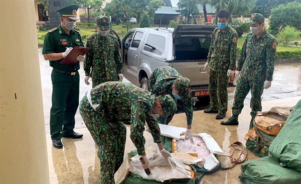 Lực lượng Biên phòng cửa khẩu Chi Mad đang kiểm tra số tang vật vi phạm