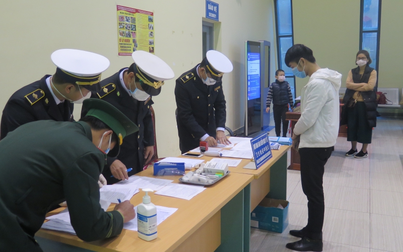 Lực lượng Hải quan Lạng Sơn thực hiện việc khai báo y tế tại cửa khẩu Hữu Nghị