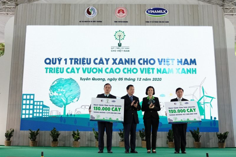 Bà Bùi Thị Hương, Giám đốc Điều hành Nhân sự, Hành chính và Đối ngoại của Vinamilk trao tặng cây cho hai tỉnh Tuyên Quang và Thái Nguyên