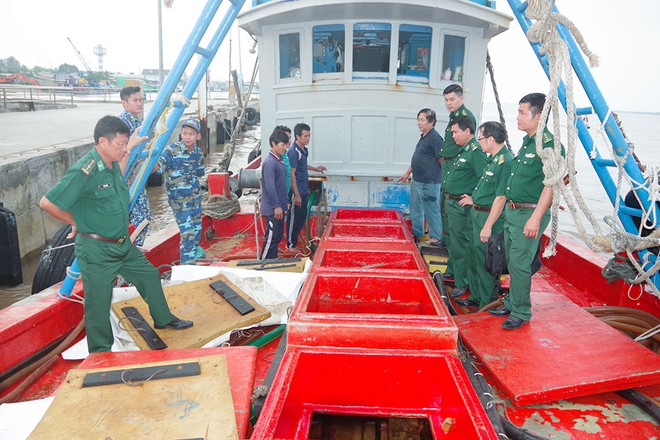 Lực lượng biên phòng Sóc Trăng kiểm tra tàu vận chuyển 30.000 lít dầu DO không rõ nguồn gốc