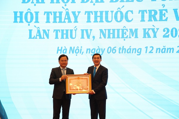 Thừa ủy quyền của Thủ tướng Chính phủ, ông Nguyễn Anh Tuấn - Bí thư thứ nhất Trung ương Đoàn đã trao Bằng khen cho Hội Thầy thuốc trẻ Việt Nam vì những thành tích xuất sắc trong trực tiếp tham gia vào công tác phòng, chống dịch COVID-19