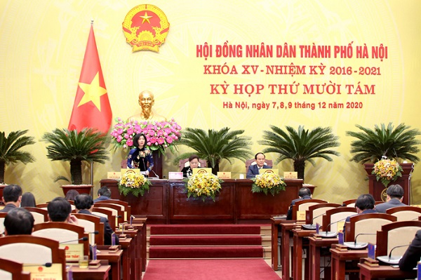 Phó Chủ tịch HĐND TP Phùng Thị Hồng Hà điều hành nội dung thảo luận về Nghị quyết kinh tế - xã hội