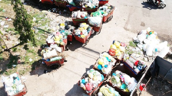Điểm tập kết rác trên đường Tạ Quang Bửu, quận 8, TPHCM. (Ảnh: Cao Thăng)