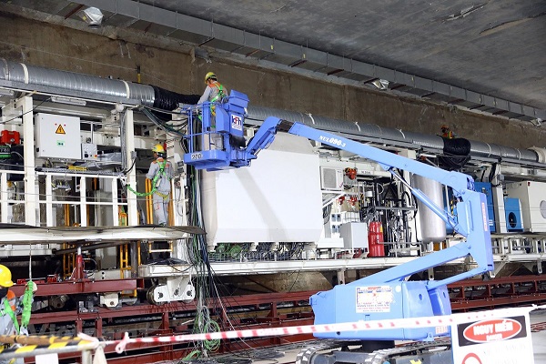 Nhà thầu đang tiến hành lắp đặt máy đào hầm của tuyến metro Nhổn-ga Hà Nội