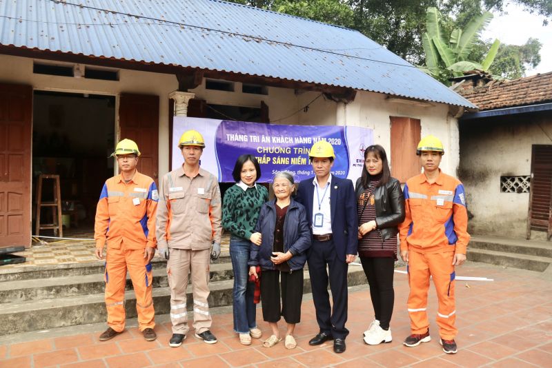 Ông Dương Văn Hợp, Giám đốc ĐLSC cùng cán bộ, nhân viên ngành điện lắp đặt miễn phí và tặng quà cho hộ nghèo tại TDP 3, P. Châu Sơn, T.P Sông Công
