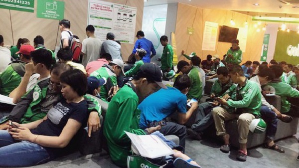 Đồng loạt tắt App, phản đối Grab tăng giá cước