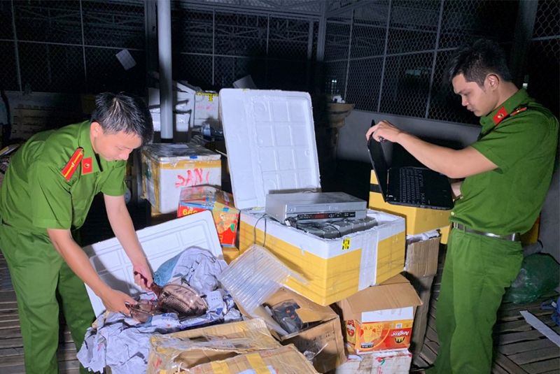 Lực lượng Công an huyện Châu Thành (An Giang), mới đây đã bắt quả tang ôtô BKS: 29 KT - 103.72 đang vận chuyển nhiều thùng hàng lậu trị giá khoảng 70 triệu đồng.