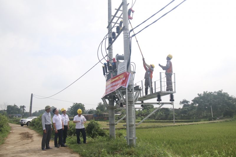 Đóng điện TBA chống quá tải tại xã Xuân Phương huyện Phú Bình