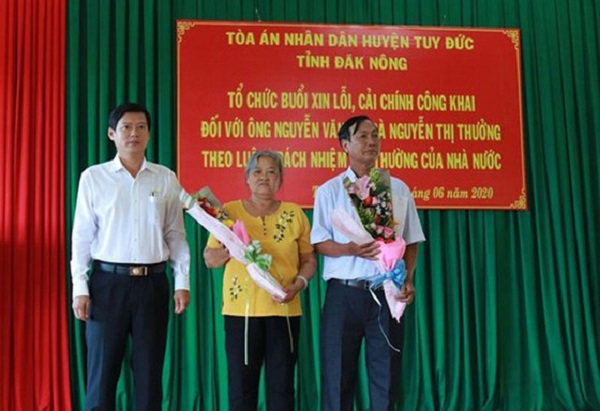 TAND huyện Tuy Đức đã tổ chức buổi xin lỗi công khai vì đã gây oan sai cho vợ chồng ông Nguyễn Văn Võ, bà Nguyễn Thị Thưởng (cầm hoa).