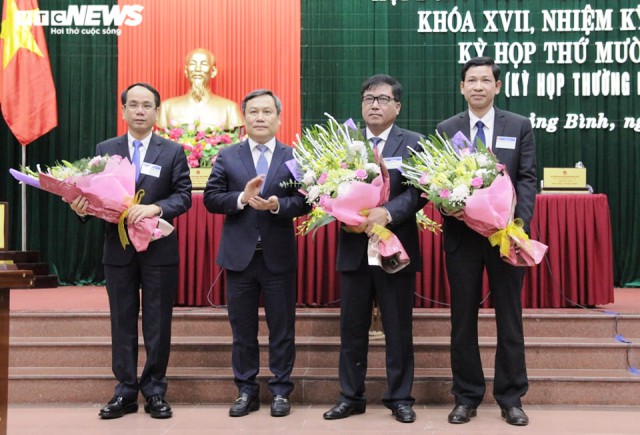 Bí thư Tỉnh ủy Vũ Đại Thắng tặng hoa chúc mừng 3 tân Phó Chủ tịch UBND tỉnh Quảng Bình