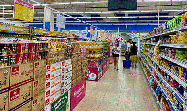 Các siêu thị trên địa bàn nỗ lực chuẩn bị nguồn cung hàng hóa đáp ứng nhu cầu mua sắm dịp cuối năm.