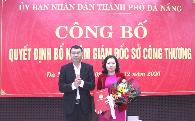 Phó Chủ tịch UBND TP. Đà Nẵng Hồ Kỳ Minh trao Quyết định bổ nhiệm và tặng hoa chúc mừng tân Giám đốc Sở Công Thương Lê Thị Kim Phương.