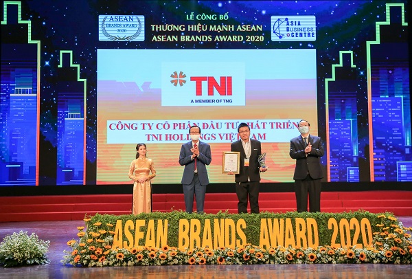 Đại diện TNI Holdings Vietnam nhận giải thưởng Top 10 Thương hiệu Mạnh ASEAN 2020.