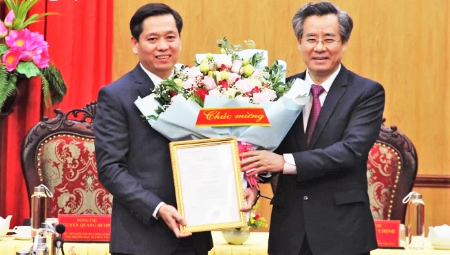 Ông Nguyễn Quang Dương, Phó Trưởng Ban Tổ chức Trung ương trao Quyết định cho ông Nguyễn Long Hải (bìa trái ảnh)